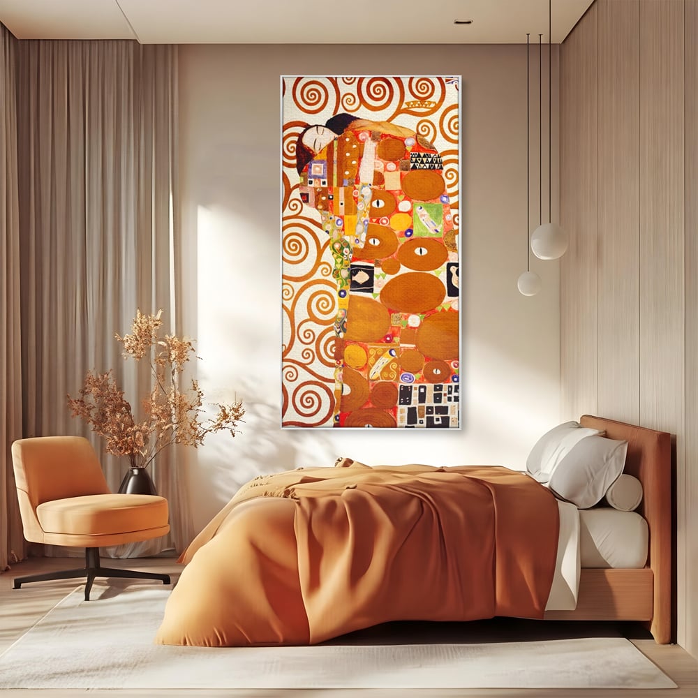 Tablou canvas cu tablou canvas cu pictura in stilul lui klimt, in rama de aluminiu argintiu, pe perete intr-un dormitor